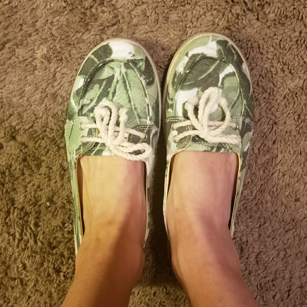 Cute Banana Leaf flats with ties